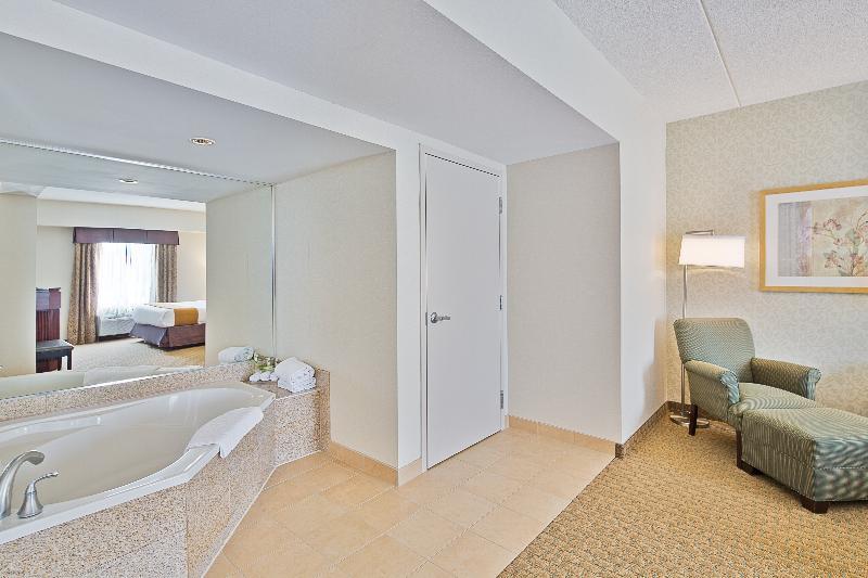 Holiday Inn Express Hotel & Suites Ottawa Airport By Ihg Εξωτερικό φωτογραφία